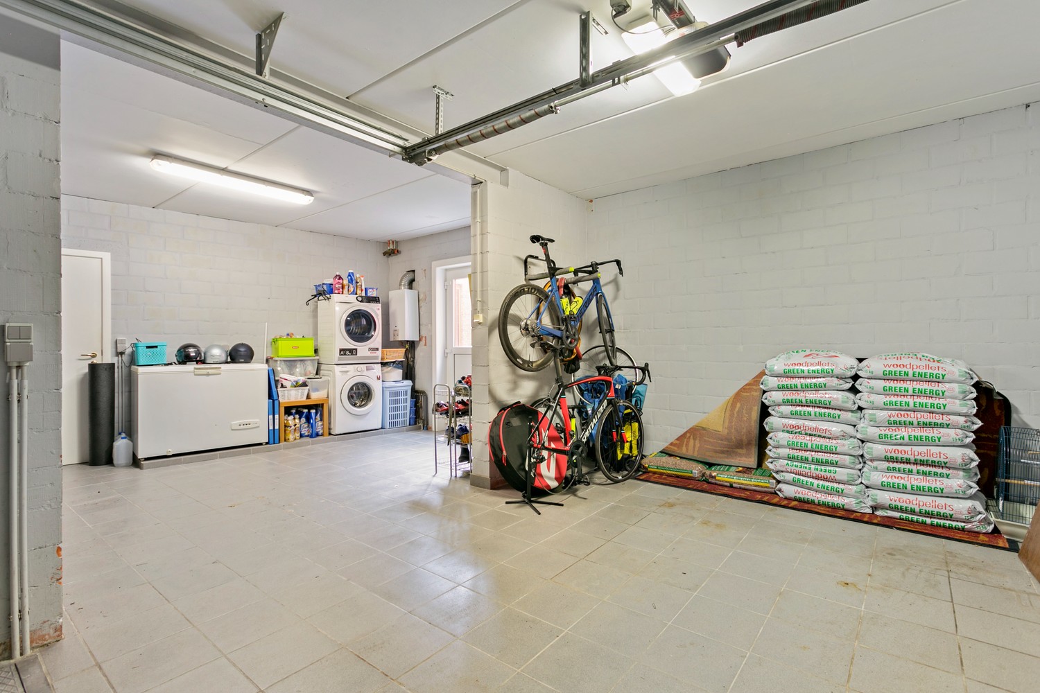 Ruime woning met grote inpandige garage in het centrum van Hoevenen. afbeelding 9