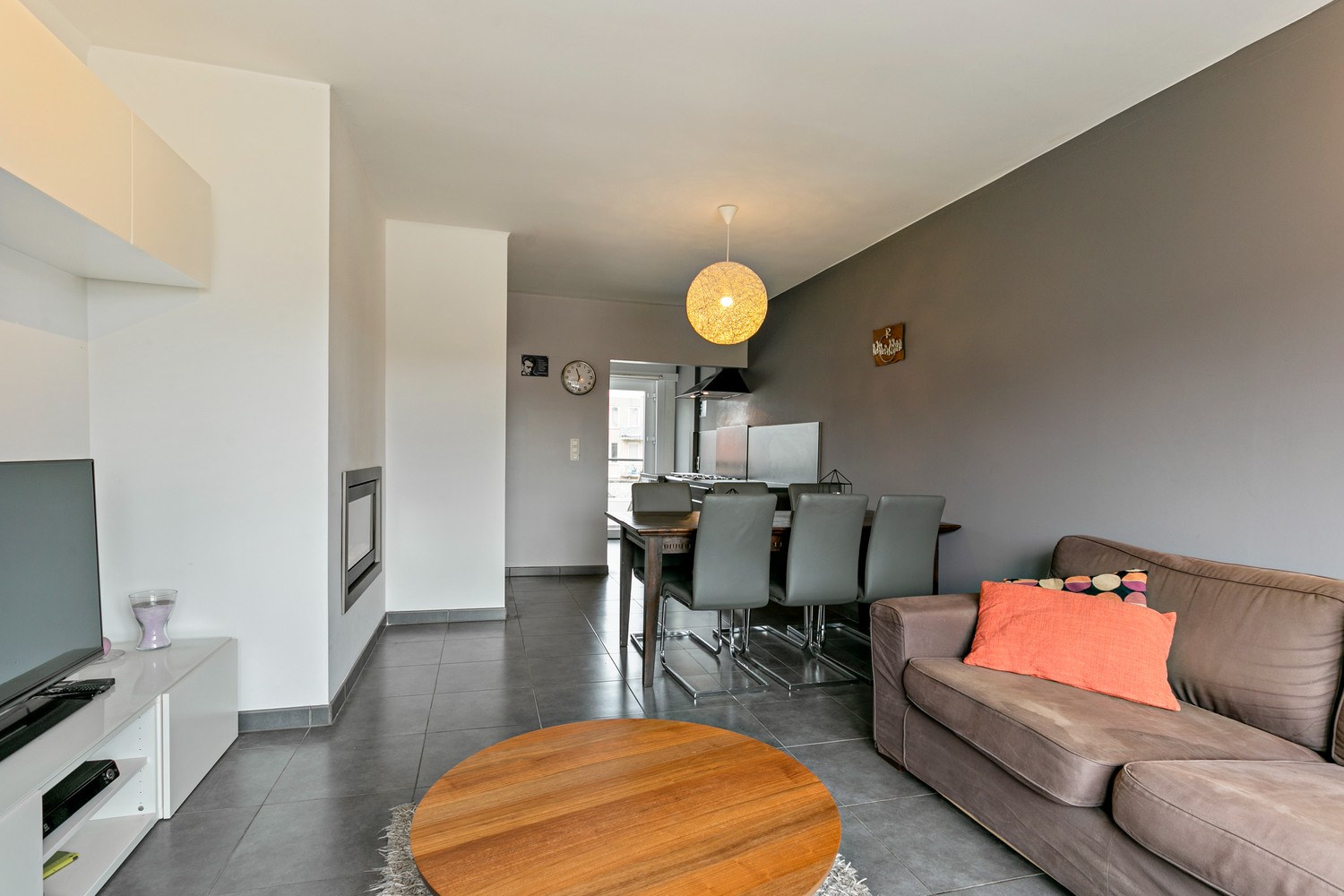 Modern, lichtrijk duplex-appartement met Z-terras & autostaanplaats in Wijnegem! afbeelding 2