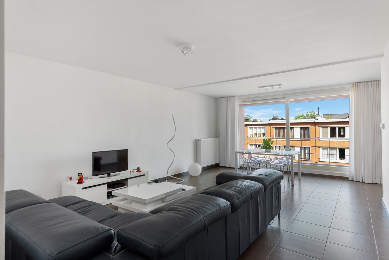 Ruim, lichtrijk & energiezuinig appartement met 2 slaapkamers & zonnig terras in Deurne! afbeelding 2