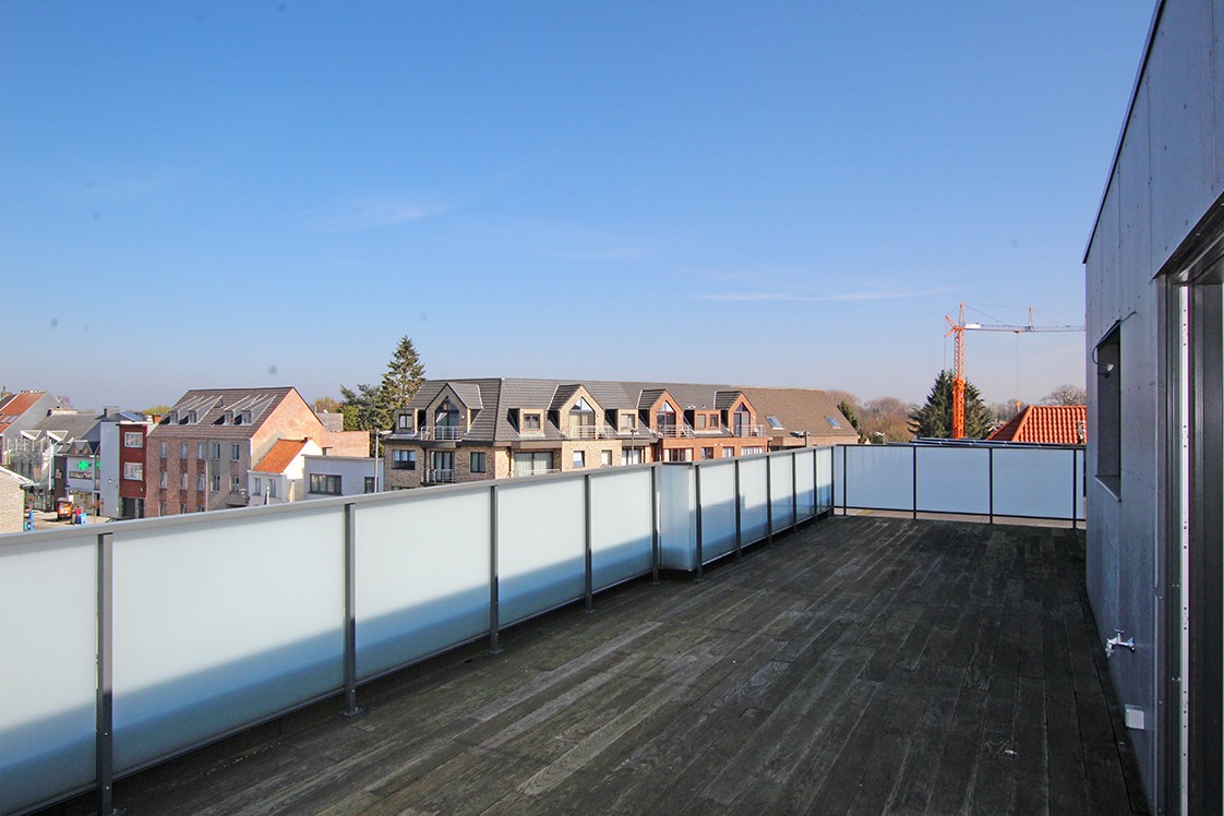 Prachtig dakappartement met 2 slaapkamers en 2 riante terrassen op centrale locatie te Wommelgem! afbeelding 1