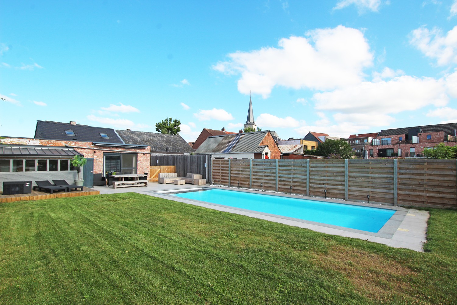 Verrassend ruime woning met riante tuin (774m²) en verwarmd zwembad in hartje Broechem! afbeelding 1