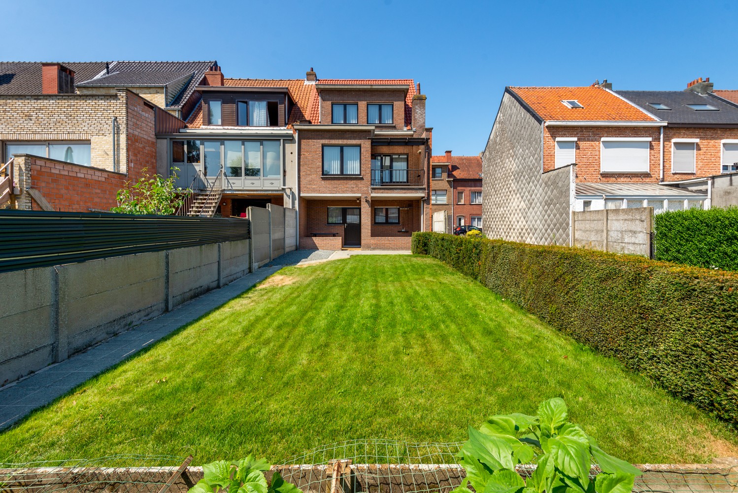 Verzorgde bel-étagewoning met 2 ruime slpk's en mooie aangelegde tuin te Wijnegem. afbeelding 2