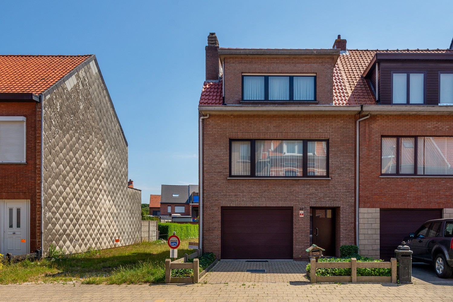 Verzorgde bel-étagewoning met 2 ruime slpk's en mooie aangelegde tuin te Wijnegem. afbeelding 1
