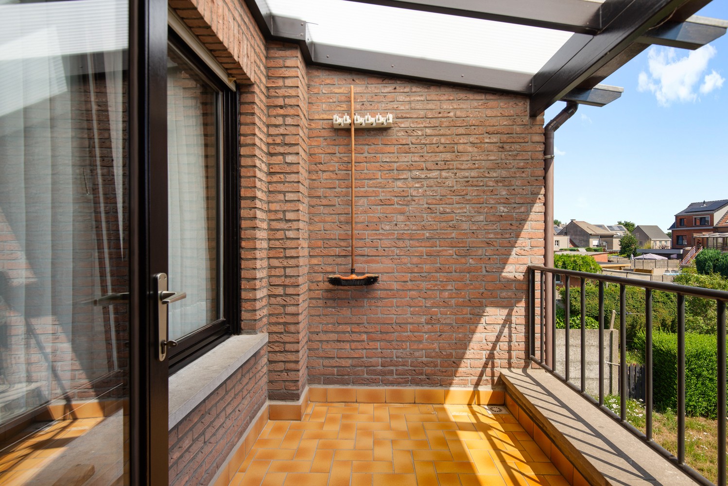 Verzorgde bel-étagewoning met 2 ruime slpk's en mooie aangelegde tuin te Wijnegem. afbeelding 9