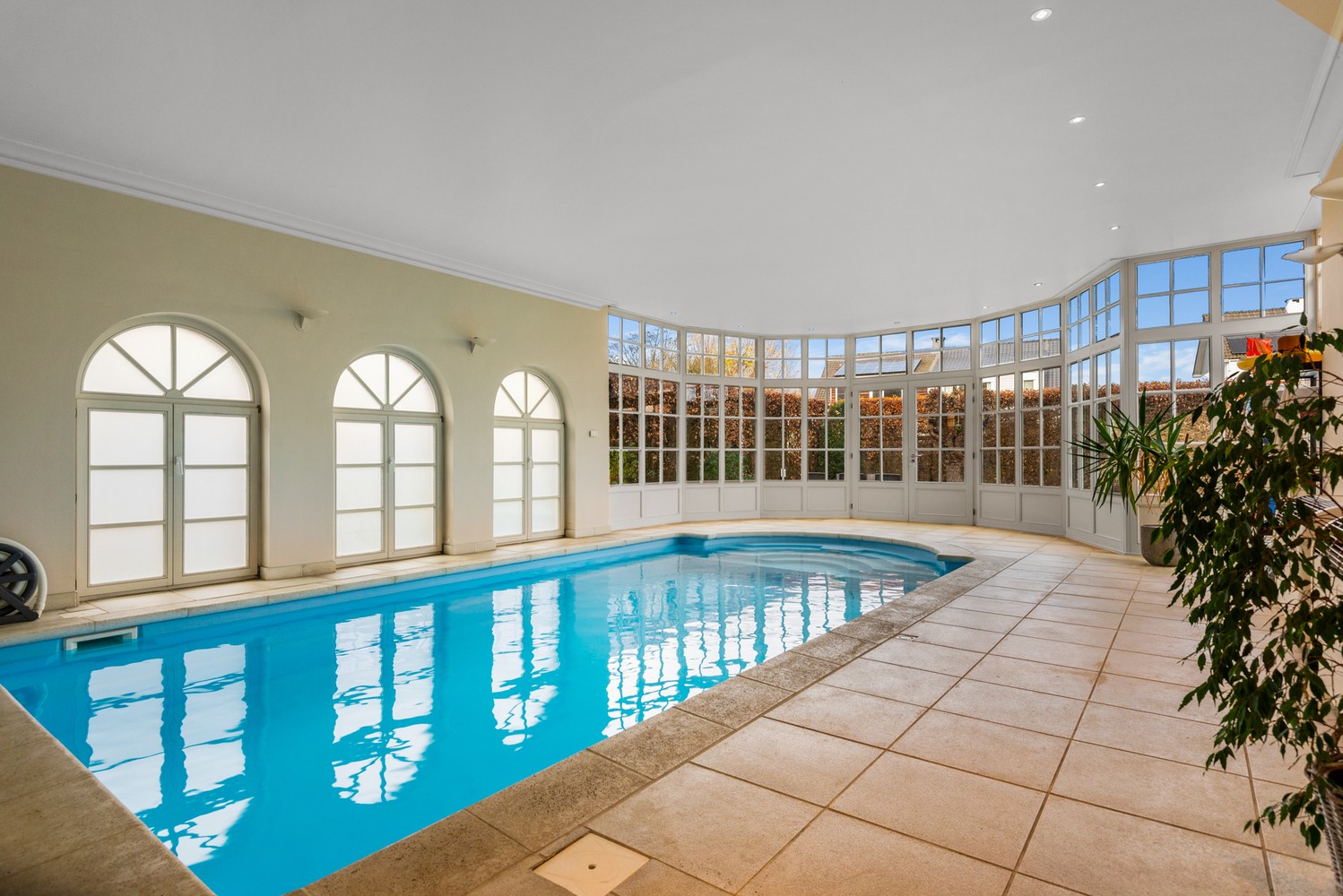 Prachtige villa met binnenzwembad op een perceel van ± 910m² in Wijnegem! afbeelding 2