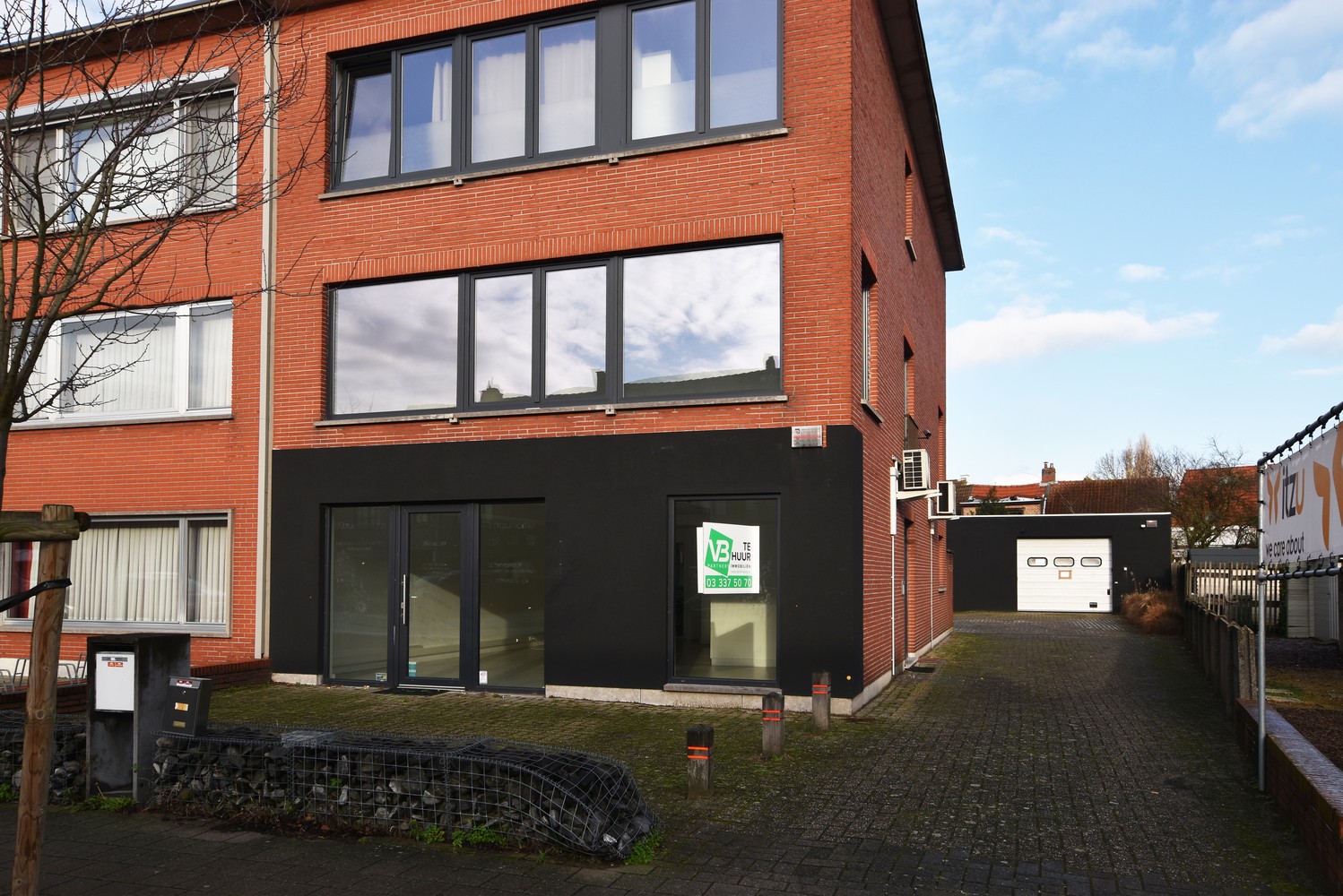 Winkel/kantoorruimte met groot magazijn (135 m²) te Wijnegem! afbeelding 1
