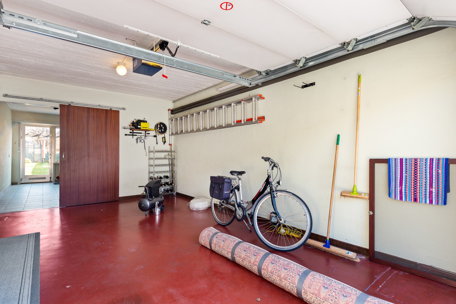 Deels te renoveren bel-étage met 3 slaapkamers en inpandige garage te Borsbeek. afbeelding 14