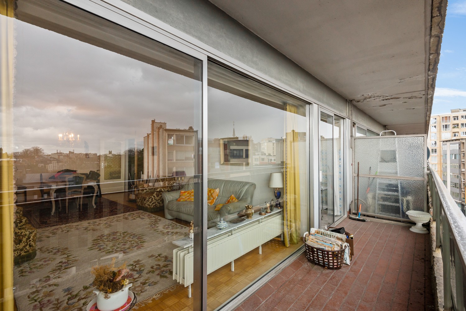Te renoveren appartement met 2 slaapkamers, 2 terrassen én garagebox in Berchem! afbeelding 4