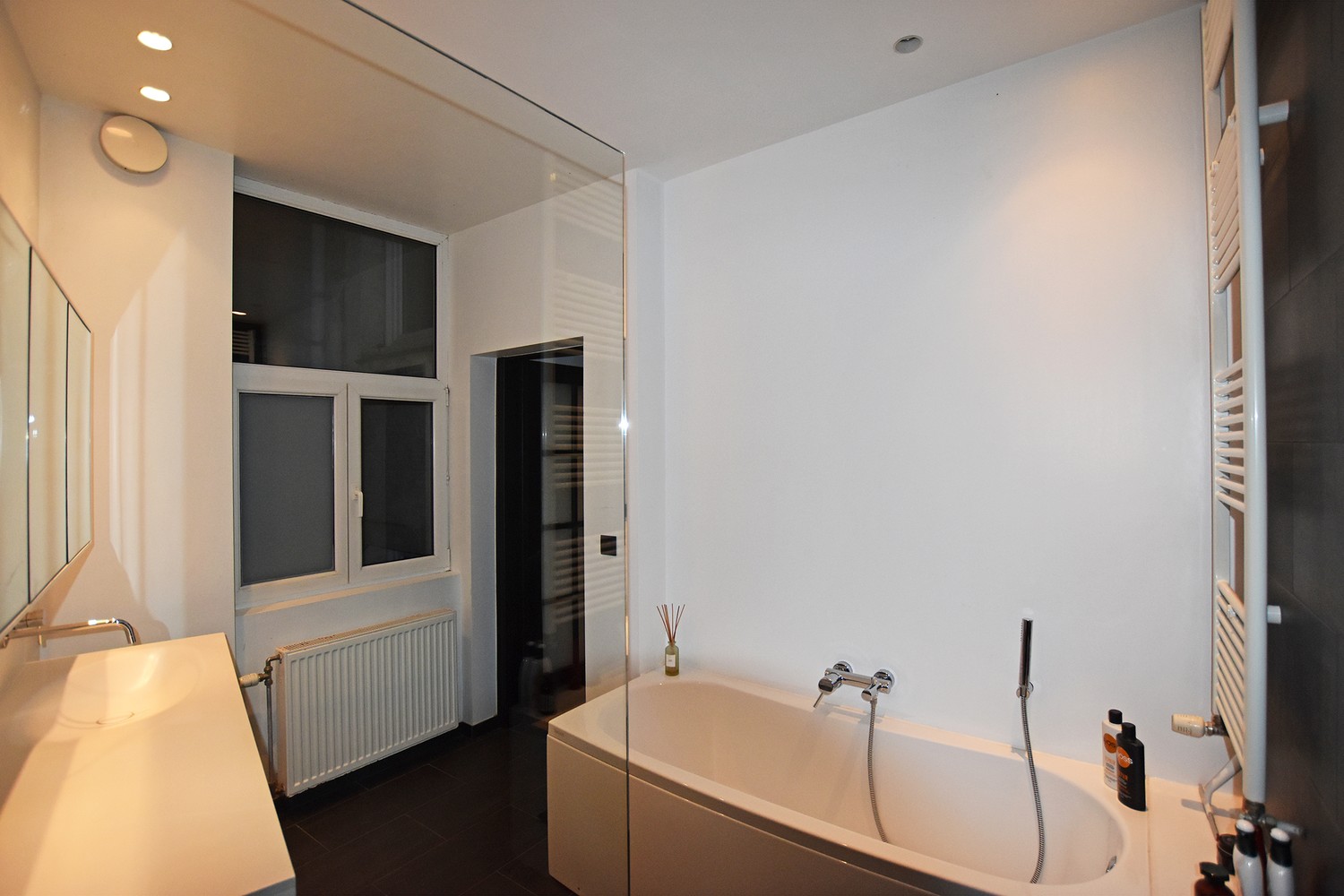 Prachtig vernieuwd appartement met twee slaapkamers op uitstekende ligging aan het Rivierenhof te Deurne! afbeelding 12